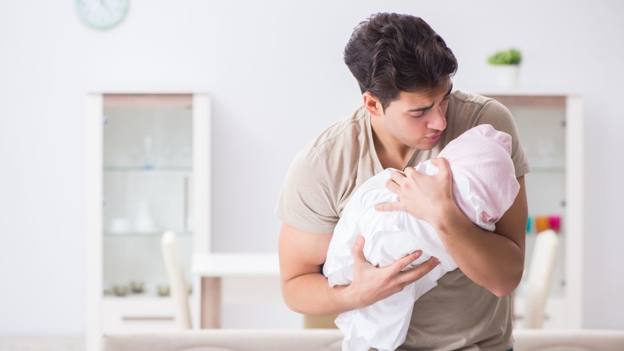 Actualmente los trabajadores gozan de cinco días de paternidad. (Fotografía: Canva)