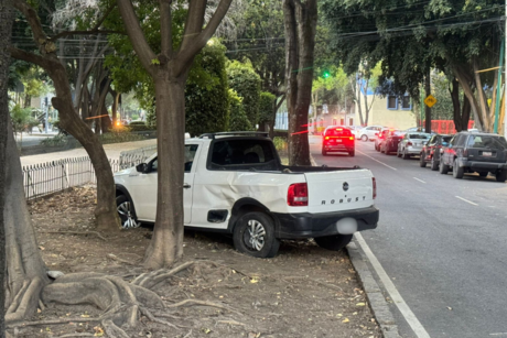 Por no respetar el semáforo; choca y deja vehículo sobre jardinera