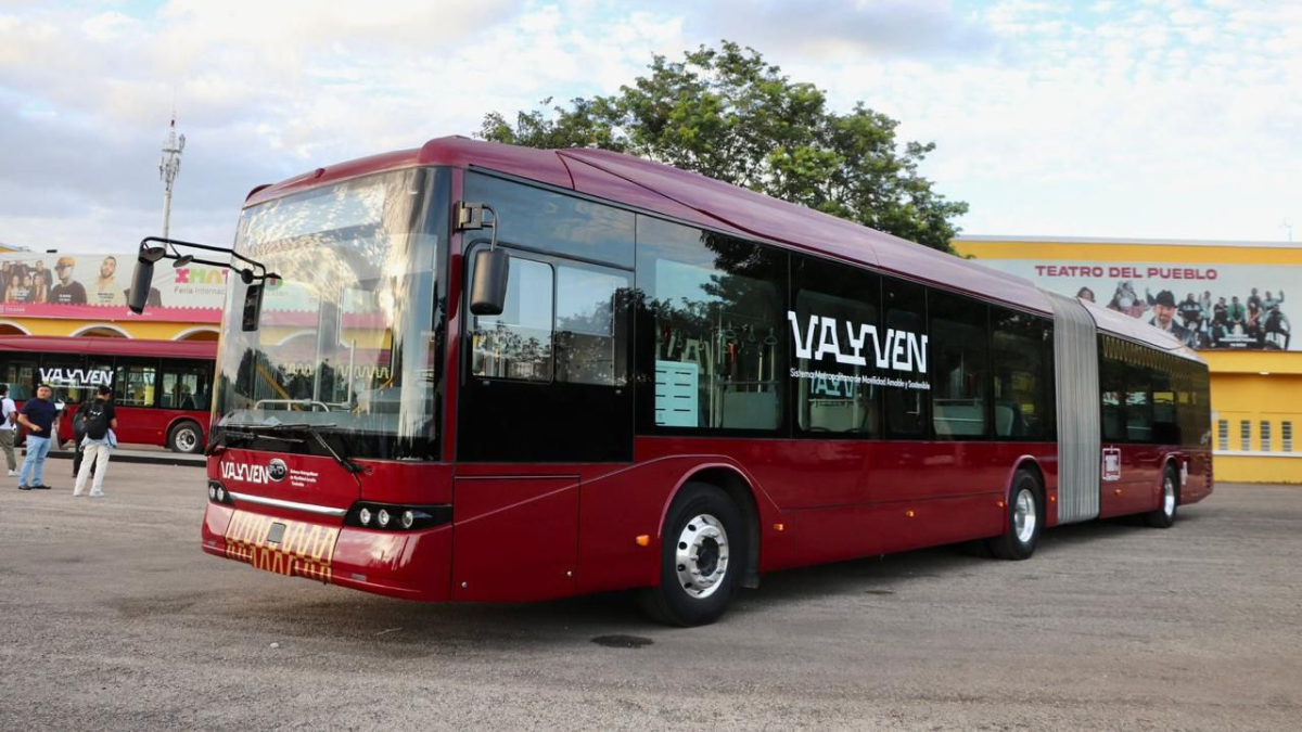 Estos autobuses tiene capacidad para 140 personas Foto: Cortesía Gobierno de Yucatán