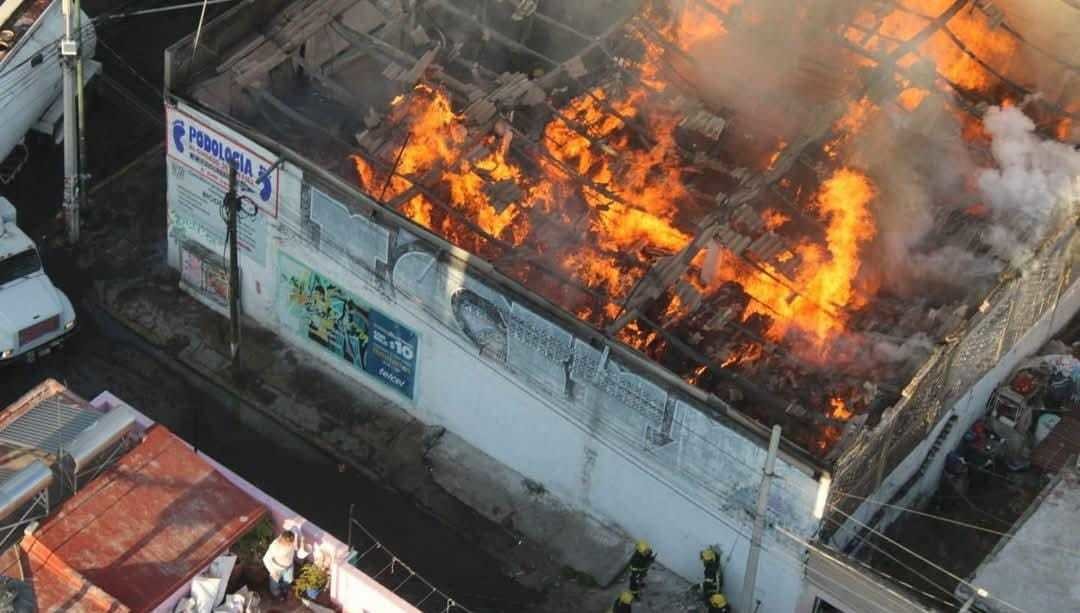 Fuerte incendio consume maderería en Nezahualcóyotl y deja varios afectados. Foto: Está del carajo Nezahualcóyotl