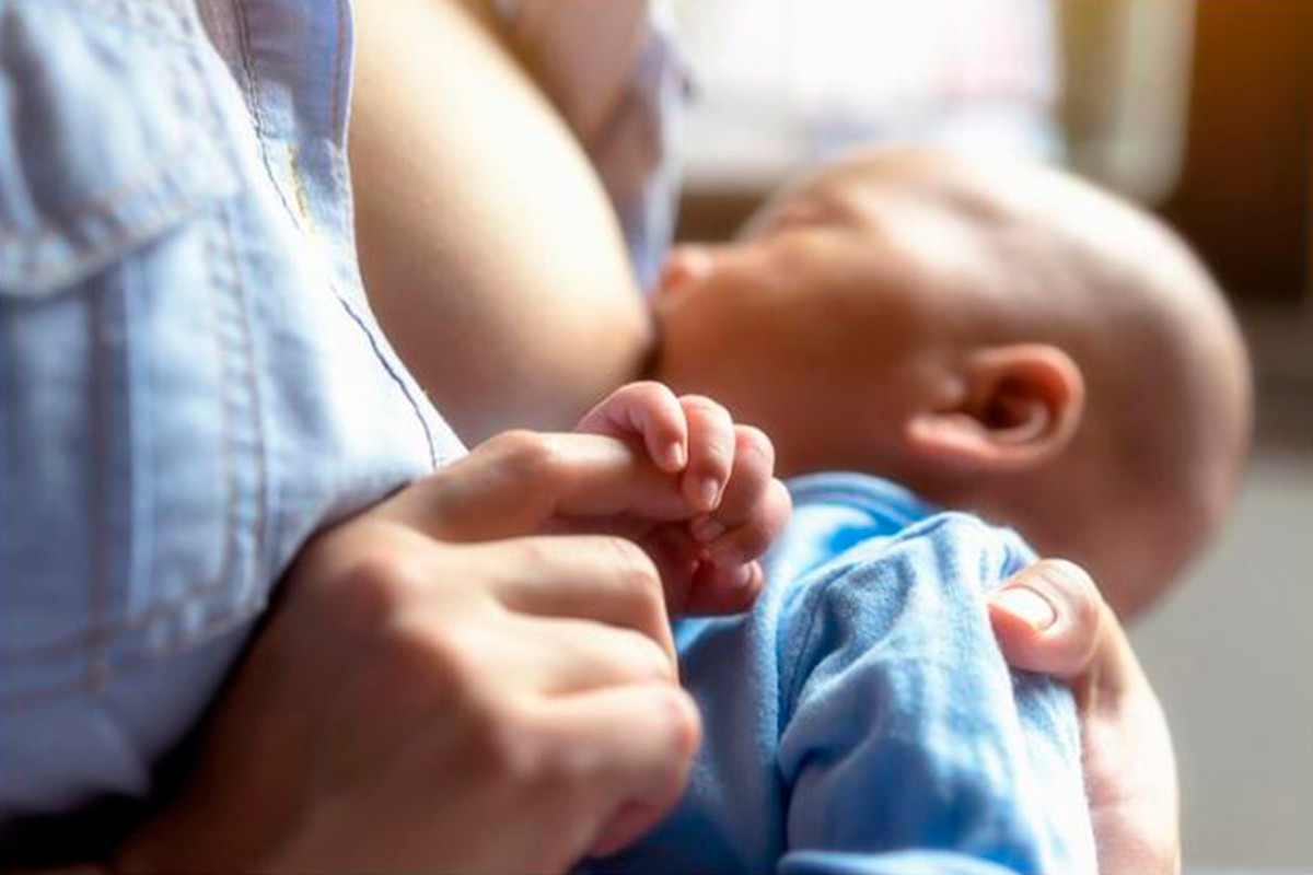 Madres universitarias ya podrán amamantar a sus bebés en espacios adecuados en la UABCS. Fotos: Freepik y UABCS.