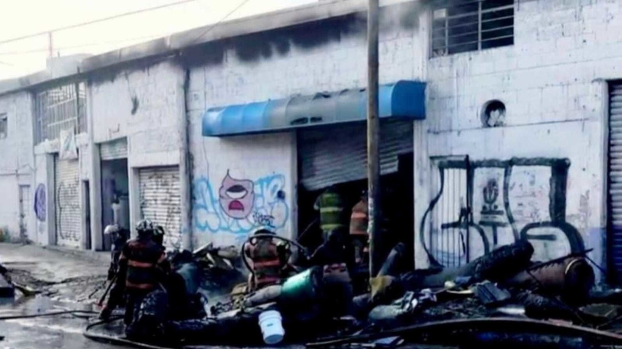 Incendio en bodegas de Ecatepec consume telas y esponjas; sin lesionados. Foto: Cortesía