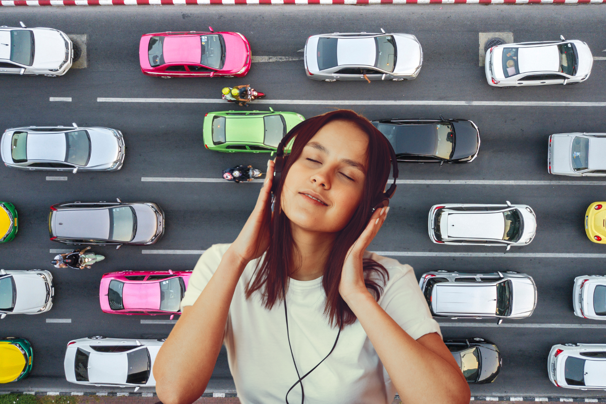 De fondo automóviles en el tránsito, persona escuchando música. Foto: Canva