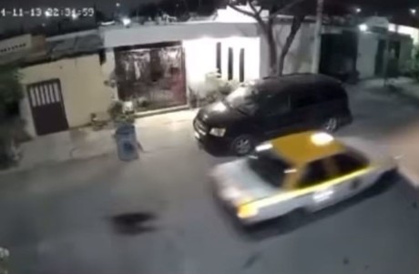 Presunto taxista amarra a perro y lo arrastra por la calle en Monterrey (VIDEO)