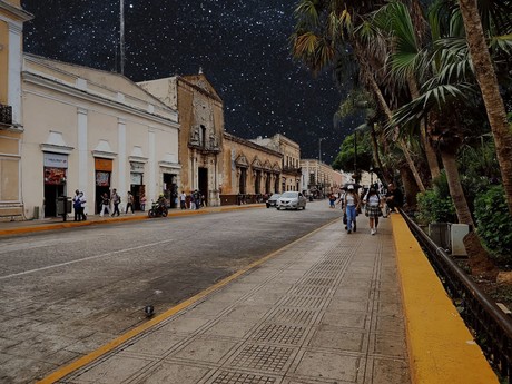 ¿Es seguro caminar en Mérida por la noche? Esto dicen los expertos