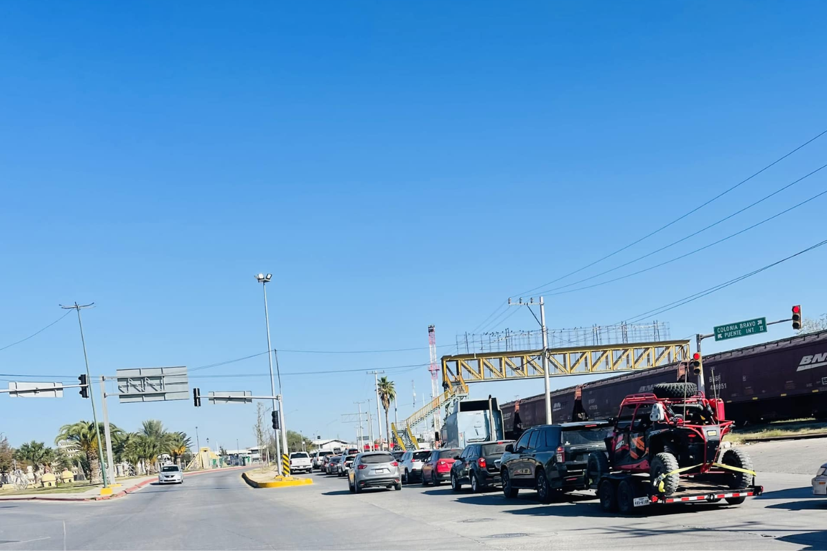 Se proyecta que el flujo vehicular continúe elevado durante los últimos días de diciembre y las primeras semanas de enero, particularmente después de Año Nuevo. /Foto: Facebook: Noticias Puentes internacionales Eagle Pass/Piedras Negras.