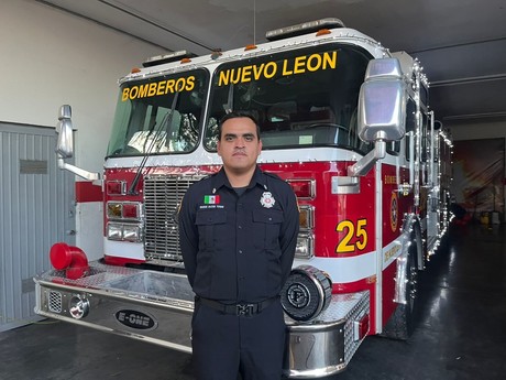 Bomberos de Nuevo León llevan a su familia hasta en el uniforme (VIDEO)