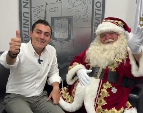 Santa Claus y Manuel Guerra Cavazos preparan alegría navideña a García