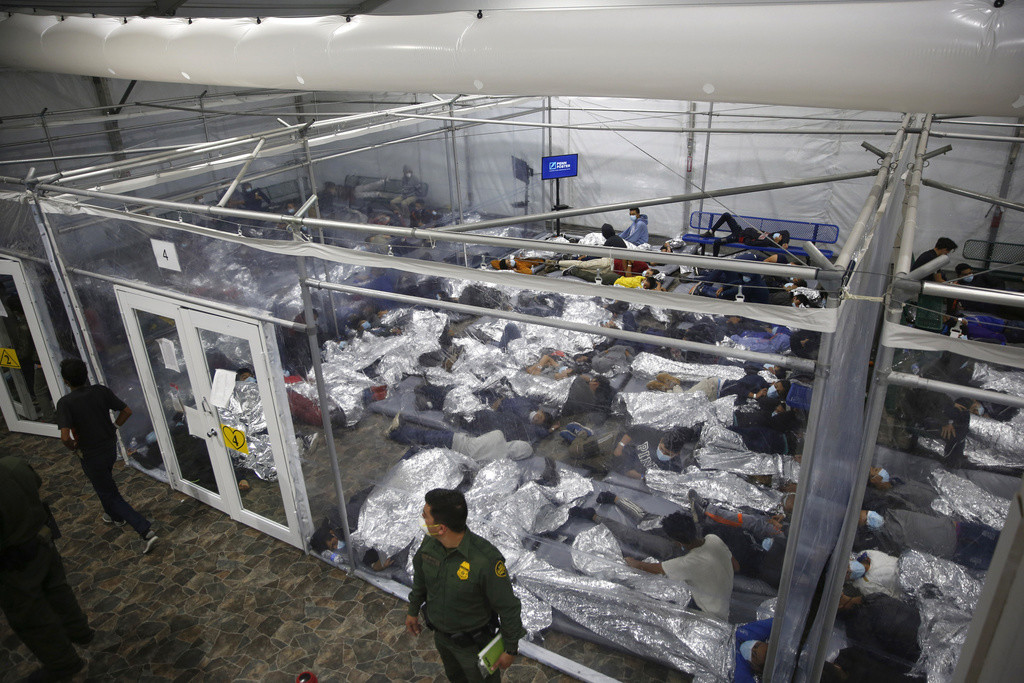 Varios menores encerrados en el centro de detención del Departamento de Seguridad Nacional de Donna. (AP Foto/Dario Lopez-Mills, Pool, Archivo)