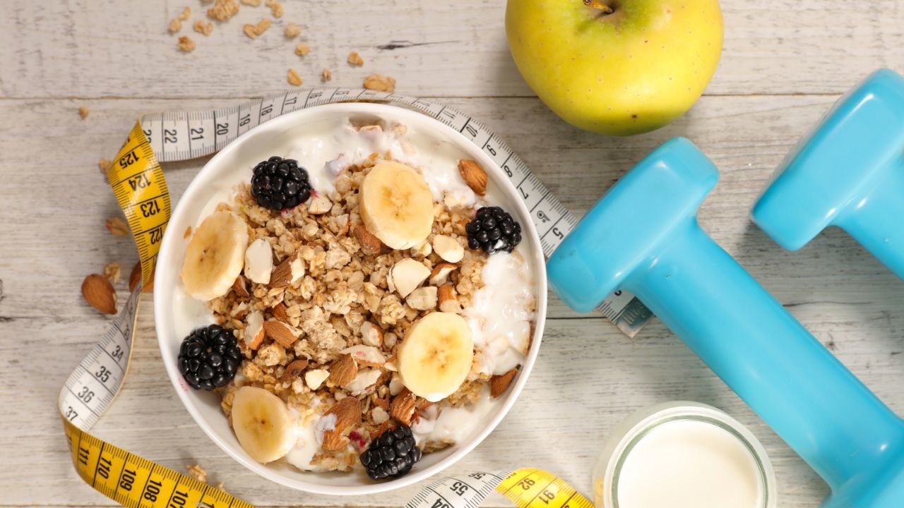 Desayunos fitness: clave para energía y metas saludables en 2025. Foto: Canva.