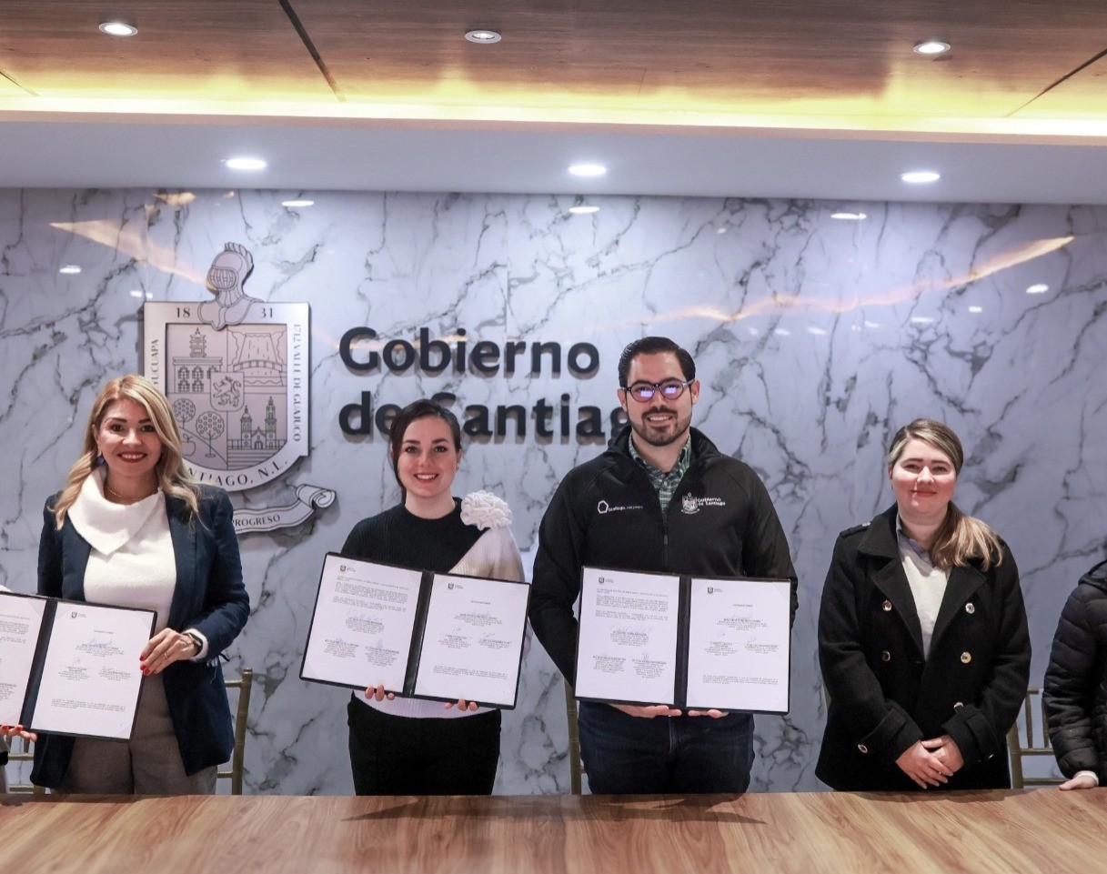 David de la Peña con la firma del SIPINNA. Foto: Gobierno de Santiago.