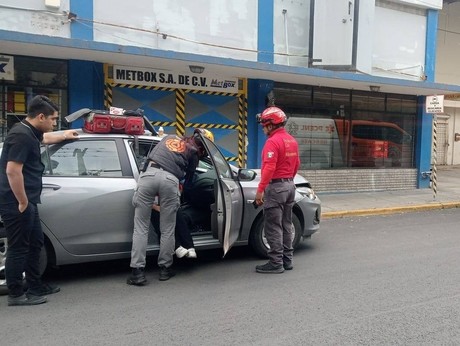 Equipos de emergencia atienden accidente vial en el centro de Monterrey