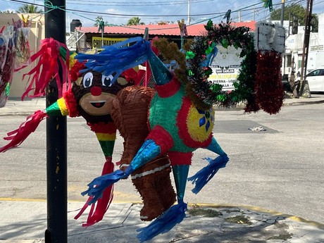 Bajas ventas de piñatas navideñas en el centro de Mérida