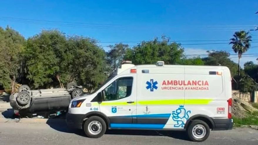 Volcadura en Mixcoac: mujer y bebé ilesos; investigan causas. Foto: Protección Civil de Nuevo León.