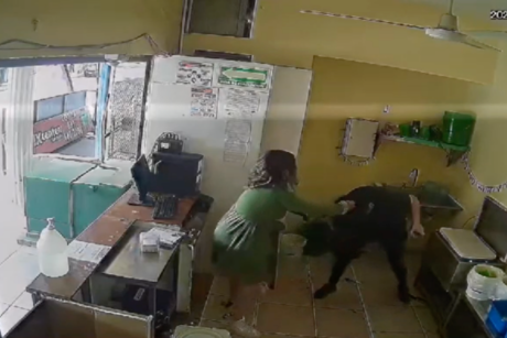 VIDEO: Mujer agrede a empleada de taquería en Tamaulipas