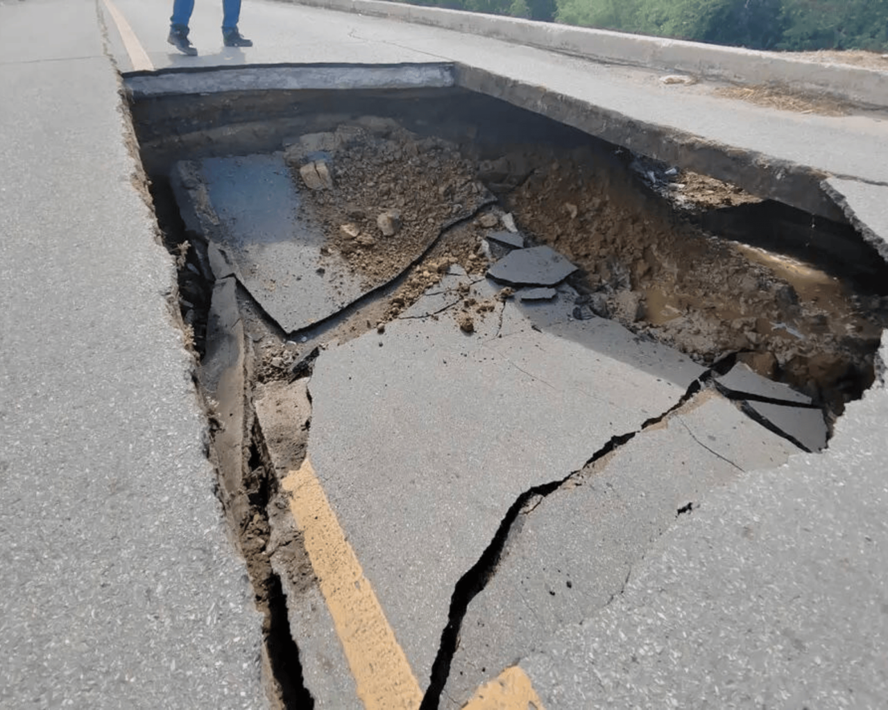 Un enorme socavón fue el que se abrió el día de hoy sobre el bordo de protección de la colonia Cascajal en Tampico, tras una fuga de agua potable que había sido reportada previamente. Foto: Axel Hassel