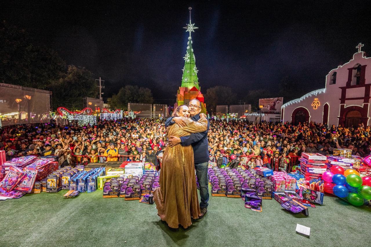 El alcalde de Escobedo, Andrés Mijes, junto a su esposa y presidenta del DIF municipal, Yesica Torres, encabezaron el evento con un mensaje lleno de optimismo y buenos deseos. Foto: Gobierno de Escobedo.