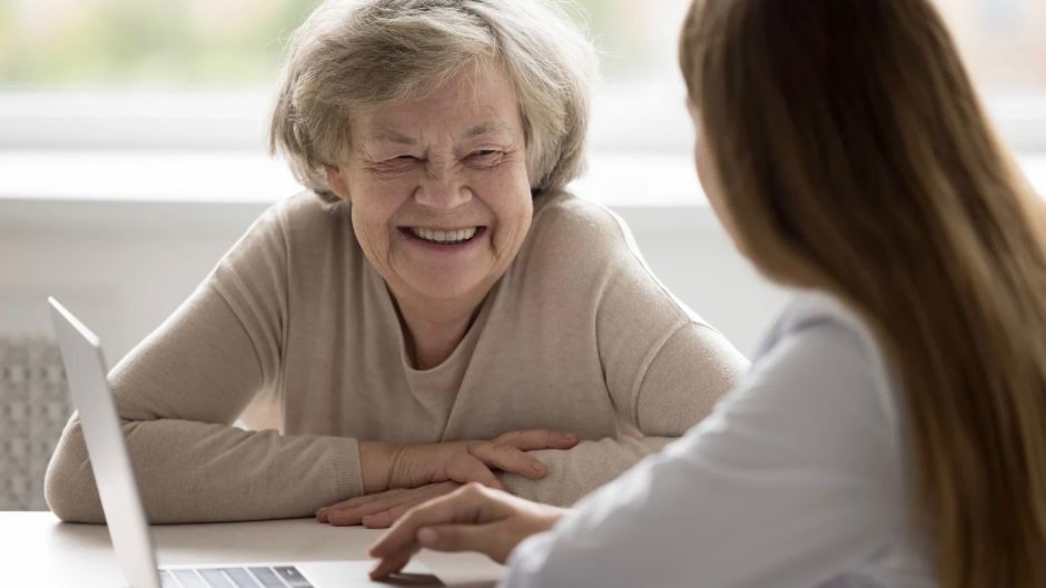 El gobierno lanzará la 'Pensión Mujeres Bienestar' en 2025. Foto: Canva.