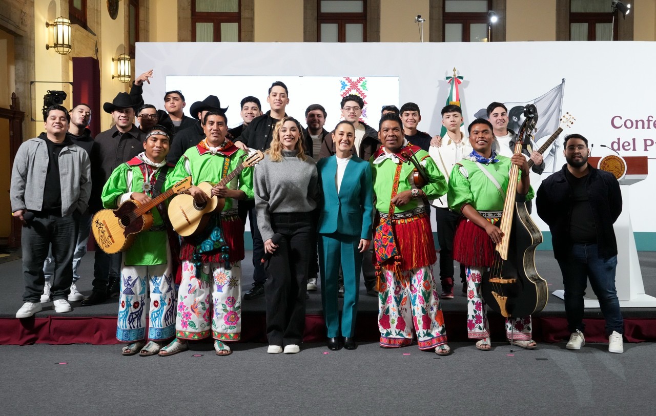 Claudia Sheinbaum junto a agrupación que presentó el himno migrante.    Foto de portada y del cuerpo de la nota: Erika Villaseñor