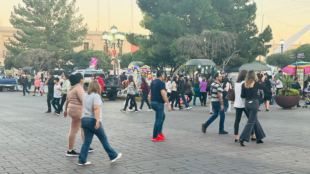 La ciudadanía duranguense se está apoderando del centro histórico, donde las calles principales como constitución, 20 de Noviembre y 5 de Febrero son las que se encuentran más saturadas. Foto: Jesús Carrillo.