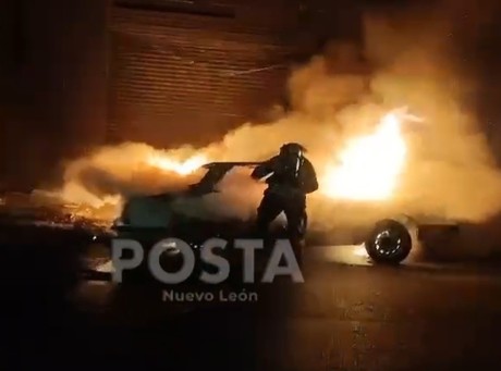 Hombre pierde su auto y 70 mil pesos tras incendio en Monterrey (VIDEO)