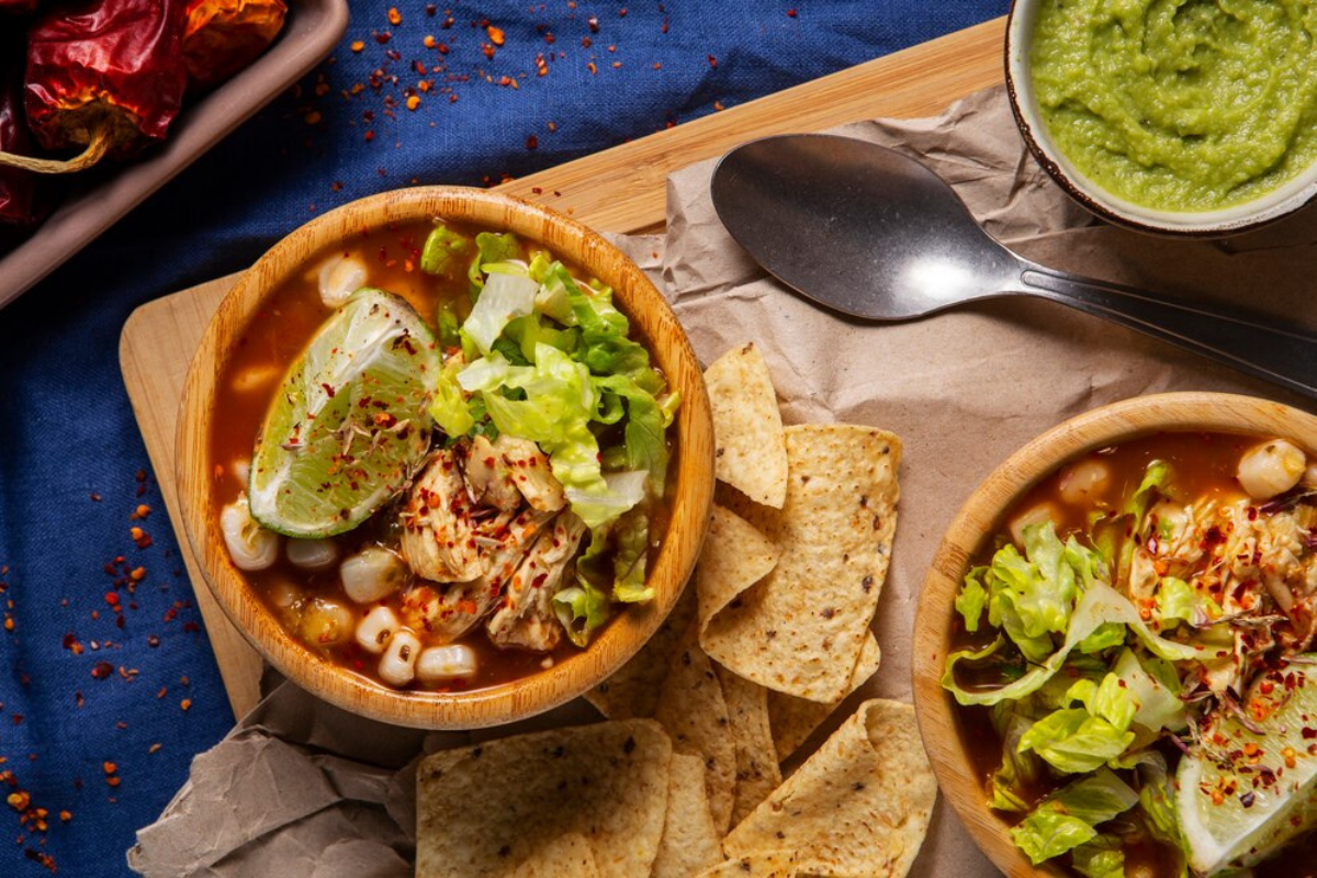 Pozole para cena de Año Nuevo en el Torito.     Foto: Freepik, redimensionada en Canva.