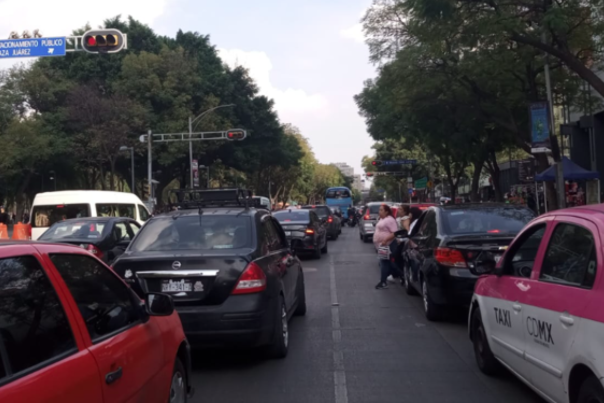 Av. Juárez registra abundante carga vehicular entre Paseo de la Reforma y Eje Central.   Foto: @OVIALCDMX, editada en Canva.