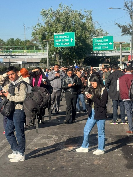 Falla en la línea 2 del STC Metro, deja a cientos de usuarios varados