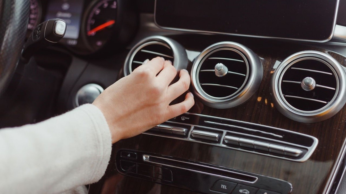 Aprende a optimizar el uso del aire acondicionado en tu auto para enfriarlo más rápido y eficientemente, siguiendo simples consejos basados en la termodinámica. Foto: Canva.