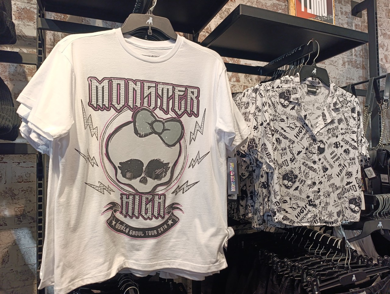 En el caso de ciudad Victoria, encontramos la colección de Monster High en Cuidado con el perro y son cinco piezas hasta el momento, 2 blusas tipo playera, 1 blusa tipo camisa, 1 blusa de tirantes y 1 chamarra. Foto: Victoria Jiménez