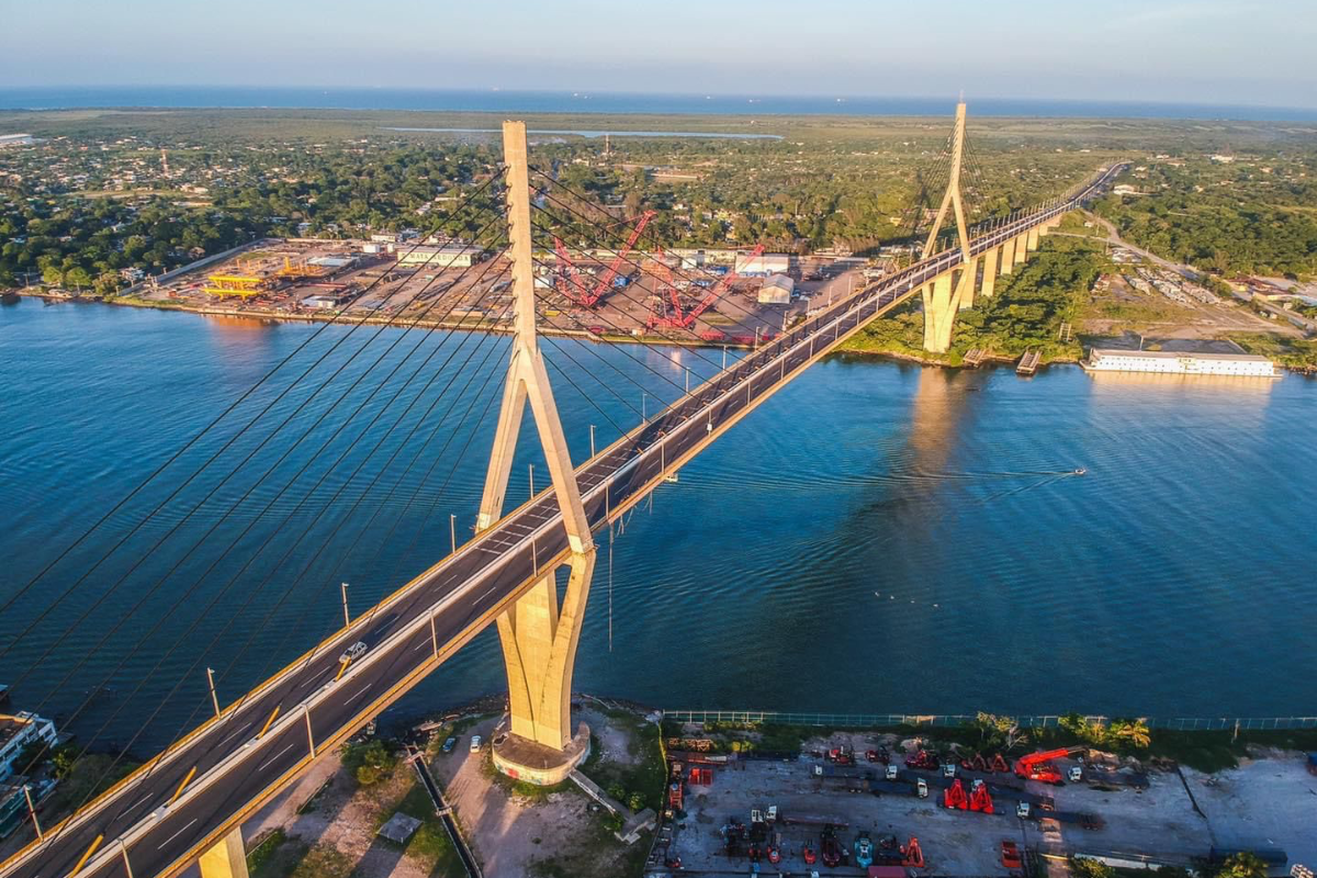 El puente de Tampico facilita la movilidad de personas y mercancías entre la zona conurbada sur de Tamaulipas y el norte de Veracruz. Foto: Axel Hassel