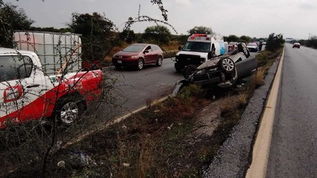 Volcadura deja a dos lesionados en Hualahuises