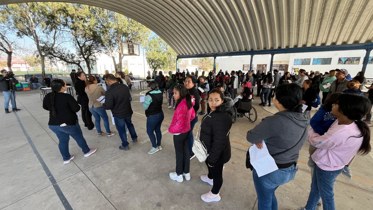 Fila para becas Promeep en Durango. Foto: Isaura Retana.