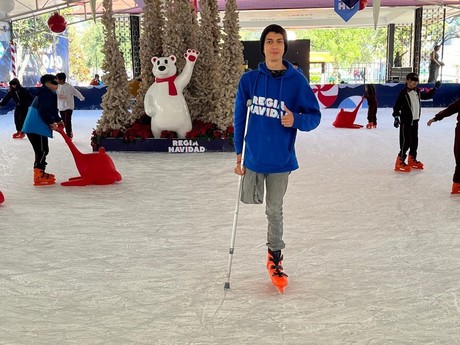 Pista de hielo en Monterrey; el patinador que desafía los límites (VIDEO)