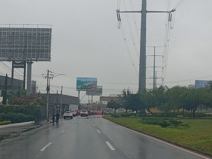 Vista del cierre en la avenida Lázaro Cárdenas en Monterrey. Foto: Facebook Secretaría de Seguridad de Monterrey.