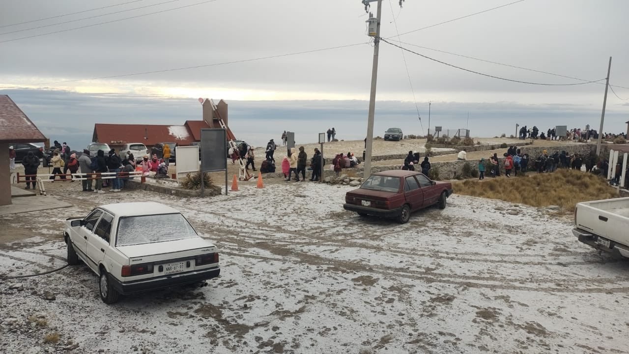 Las calles se adornaron de blanco con la caída de Nieve en Jocotitlán. Imagen: @Pciviledomex