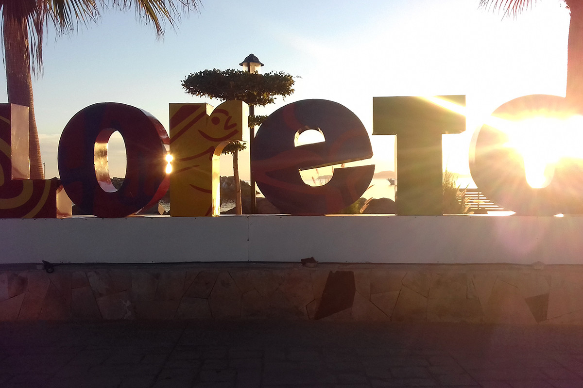 Letrero de Loreto en su hermoso malecón. Fotografías: Modesto Peralta Delgado.