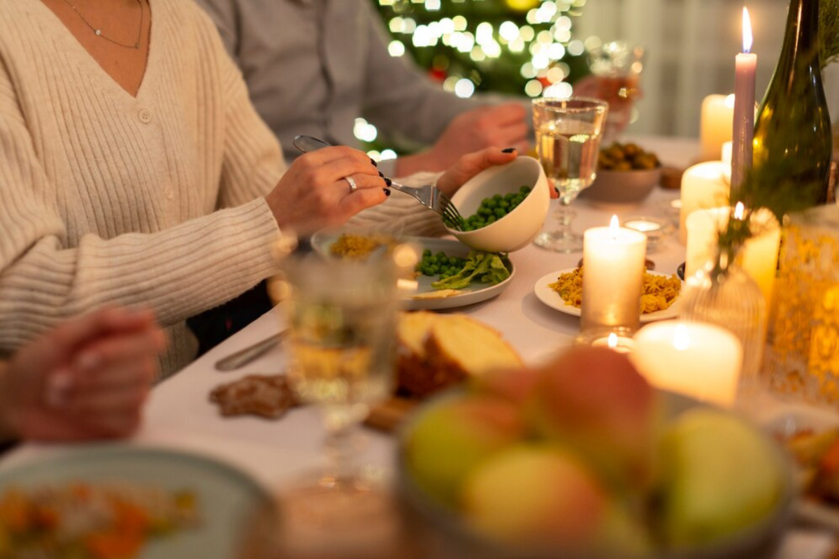 Persona sirviéndose ensalada de chícharos durante la cena de Año Nuevo.     Foto: Freepik, redimensionada en Canva.