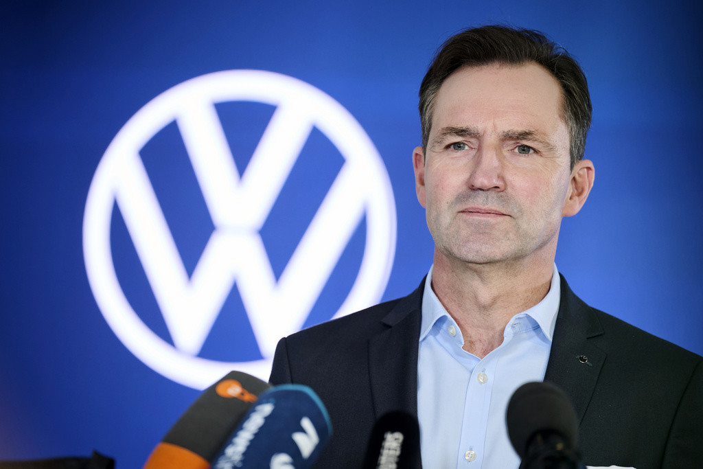 Thomas Schaefer, miembro del consejo de administración de la marca Volkswagen, habla sobre las negociaciones salariales en Volkswagen con el sindicato IG Metall, en Berlín, Alemania, el viernes 20 de diciembre de 2024. (Annette Riedl/dpa vía AP)