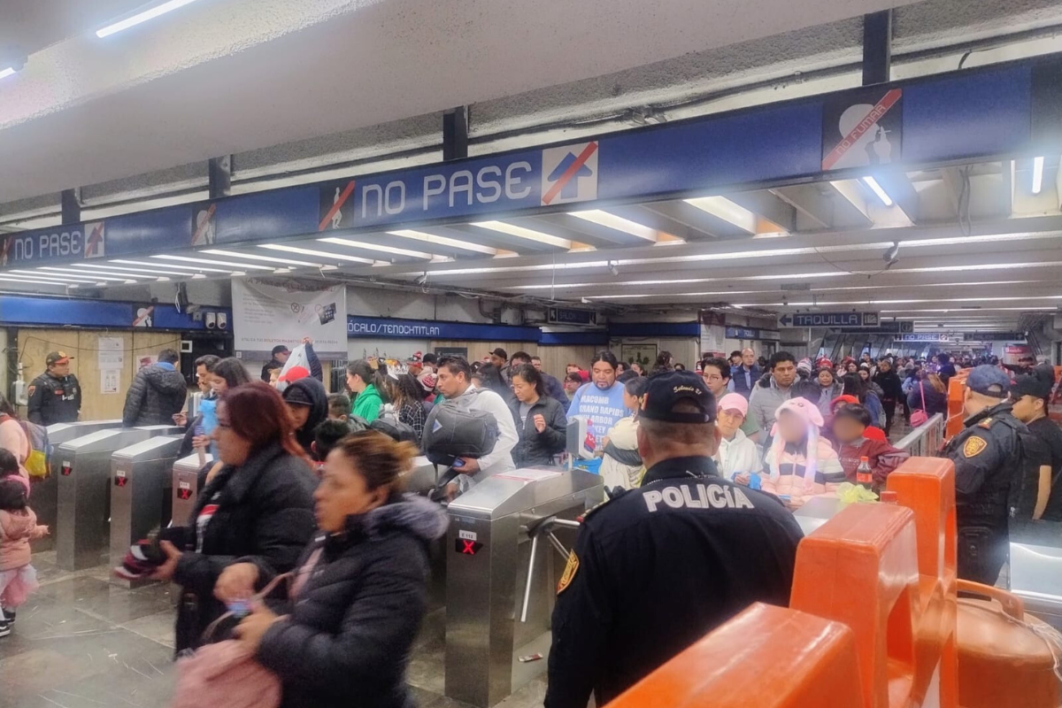 Máxima afluencia de personas entrando por los torniquetes de la Línea 2.      Foto: @MetroCDMX