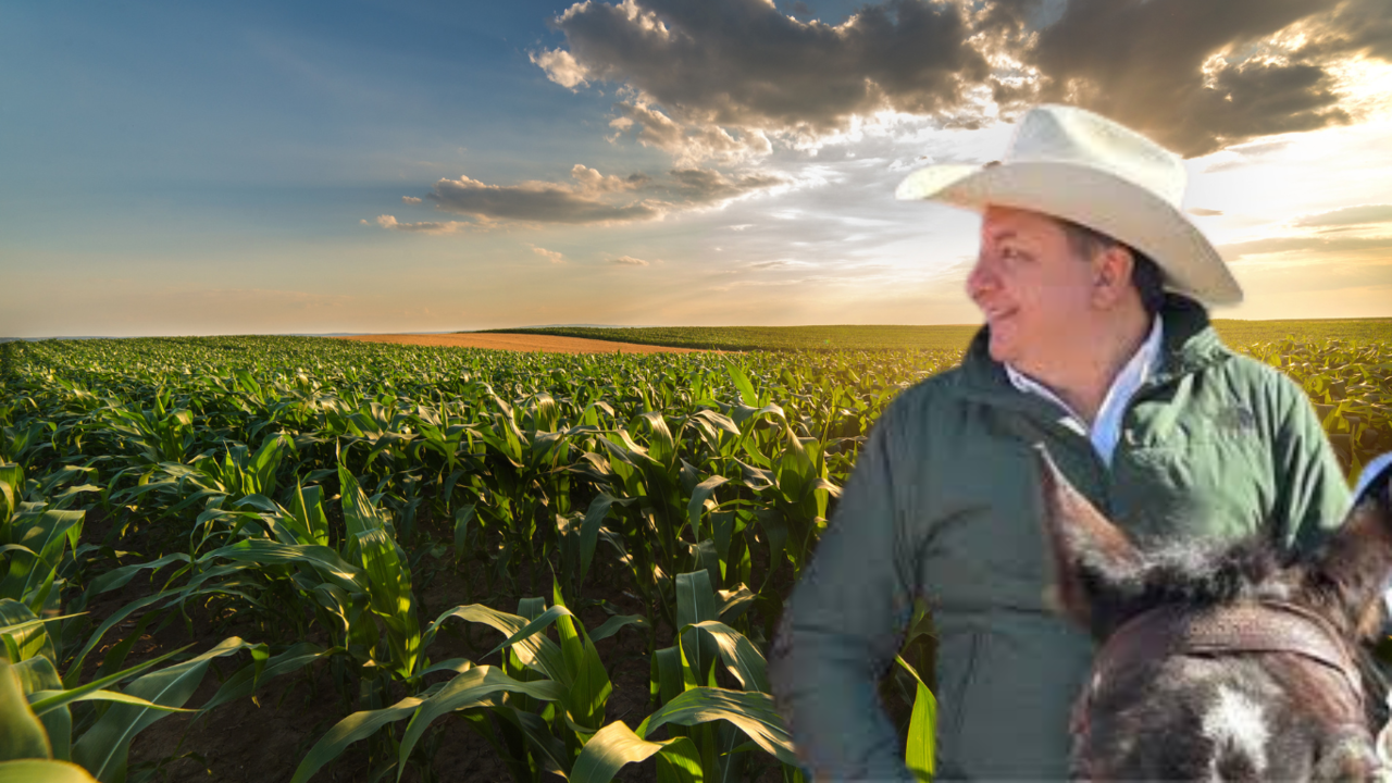 El secretario de Desarrollo Rural, Jesús María Montemayor en un representación a los campos de sembradío de la comunidad agricultora de Coahuila / Fotos: FB Jesús María Montemayor | Canva