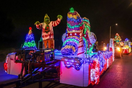 Santiago deslumbra sus calles con un desfile navideño espectacular y mágico