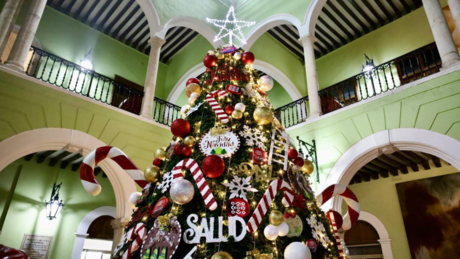 Gobernador de Yucatán enciende el tradicional Árbol de Navidad en Palacio de Gobierno