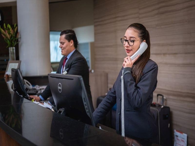 Recepcionistas atendiendo en un hotel a los turistas. Foto: Despegar.com.