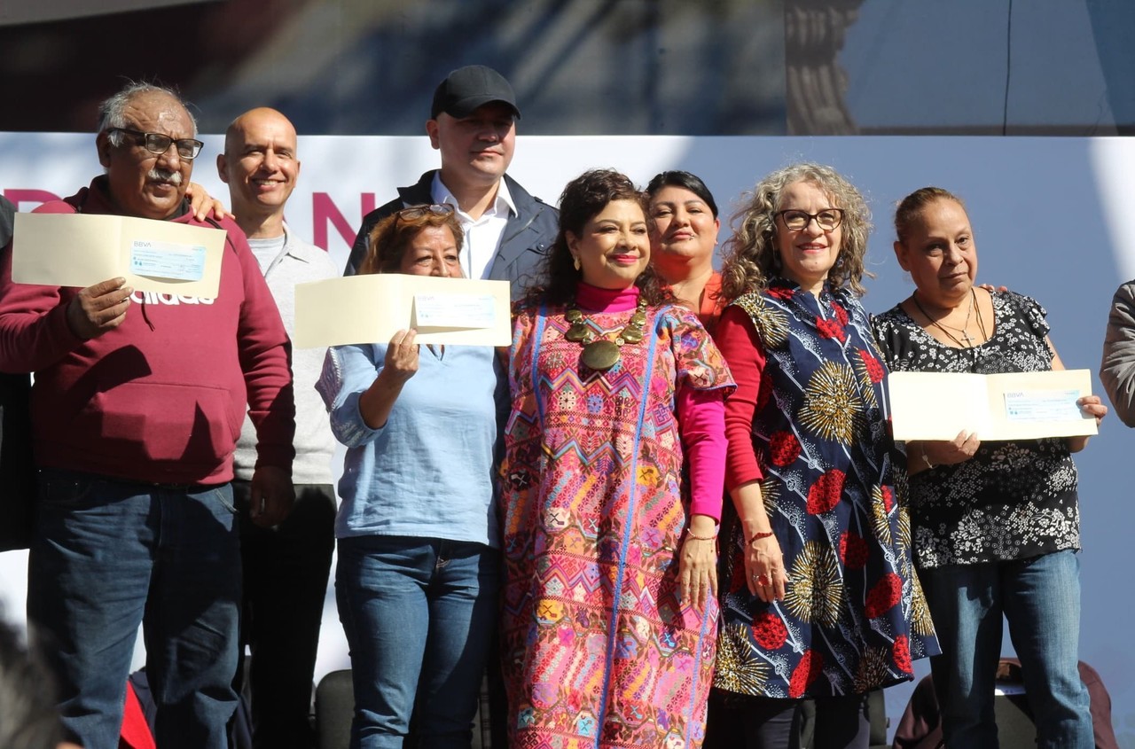 Clara Brugada con próximos beneficiarios de la nueva pensión de 2 mil pesos bimestrales. Foto: Gobierno CDMX