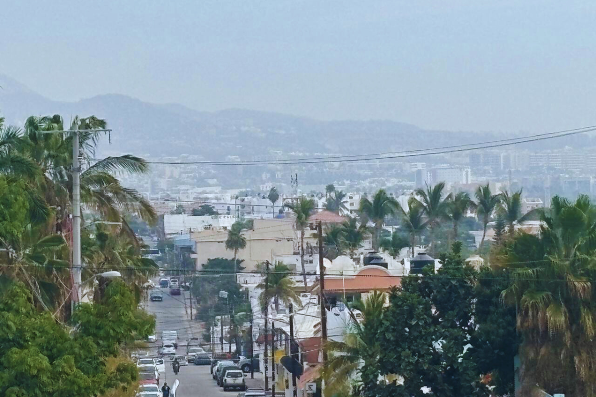 Cuidadanos reportan humo y mal olor en Los Cabos tras incendio. Foto: Irving Thomas