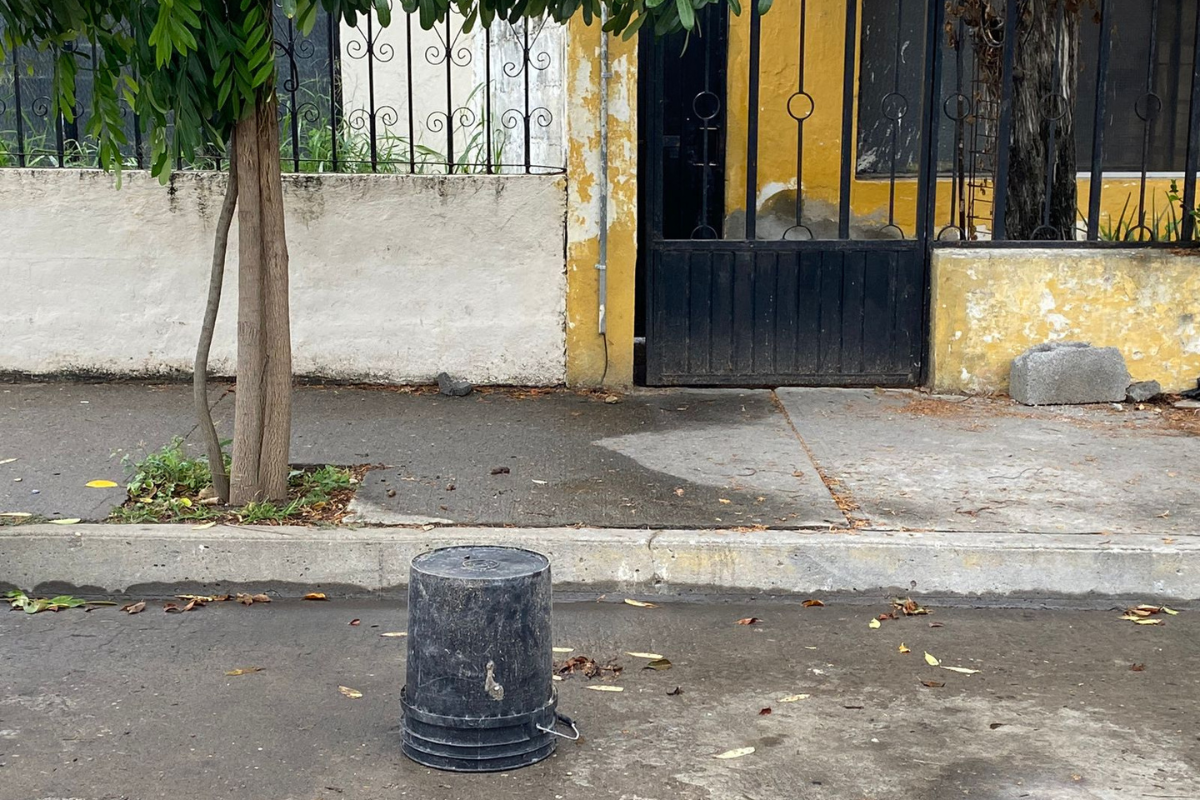 Recuerda que tienes derecho a denunciar a las personas que pongan botes afuera de su casa. Foto: Sanju Pineda