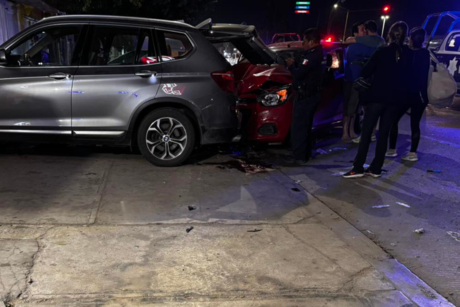 Accidente en Forjadores deja a turista prensada contra su camioneta