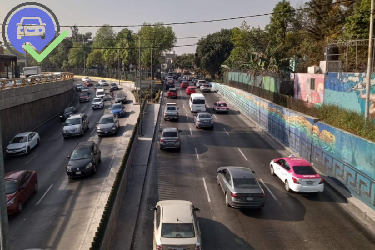 Transito de la Ciudad de México Foto: Freepik/Editado en Canva