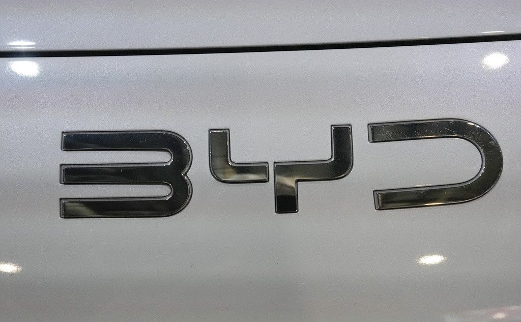 Esta fotografía del 15 de octubre de 2024 muestra el logotipo de la automotriz china BYD, en el Salón del Automóvil de París. (AP Foto/Michel Euler, archivo)